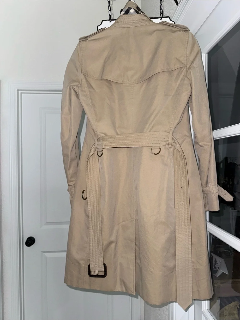 Burberry Beige and Black Nova Check Label Close-Up with Gold Chain Detail - Picture 6 of 16